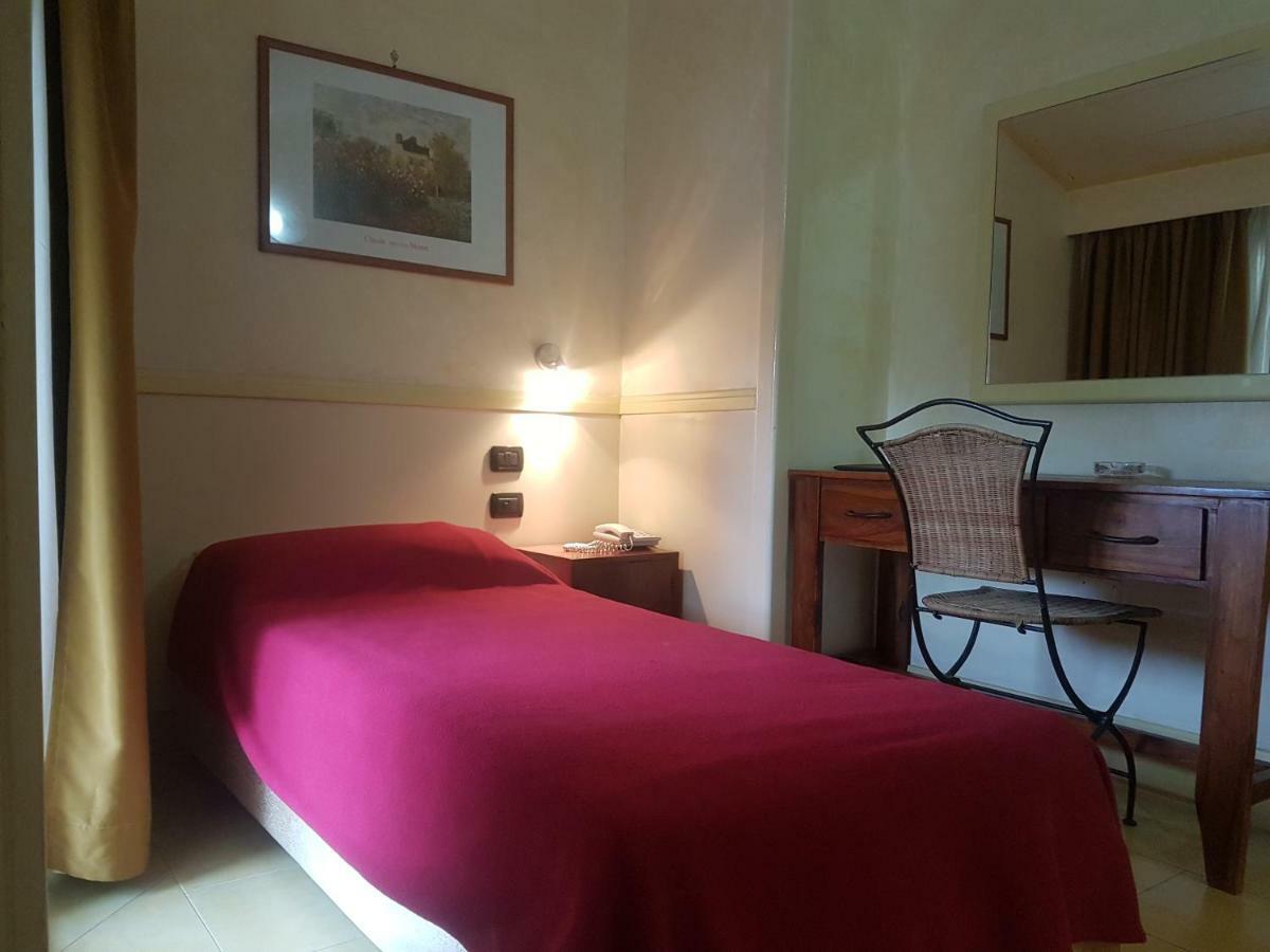 Hotel Mediterraneo Qualiano Esterno foto